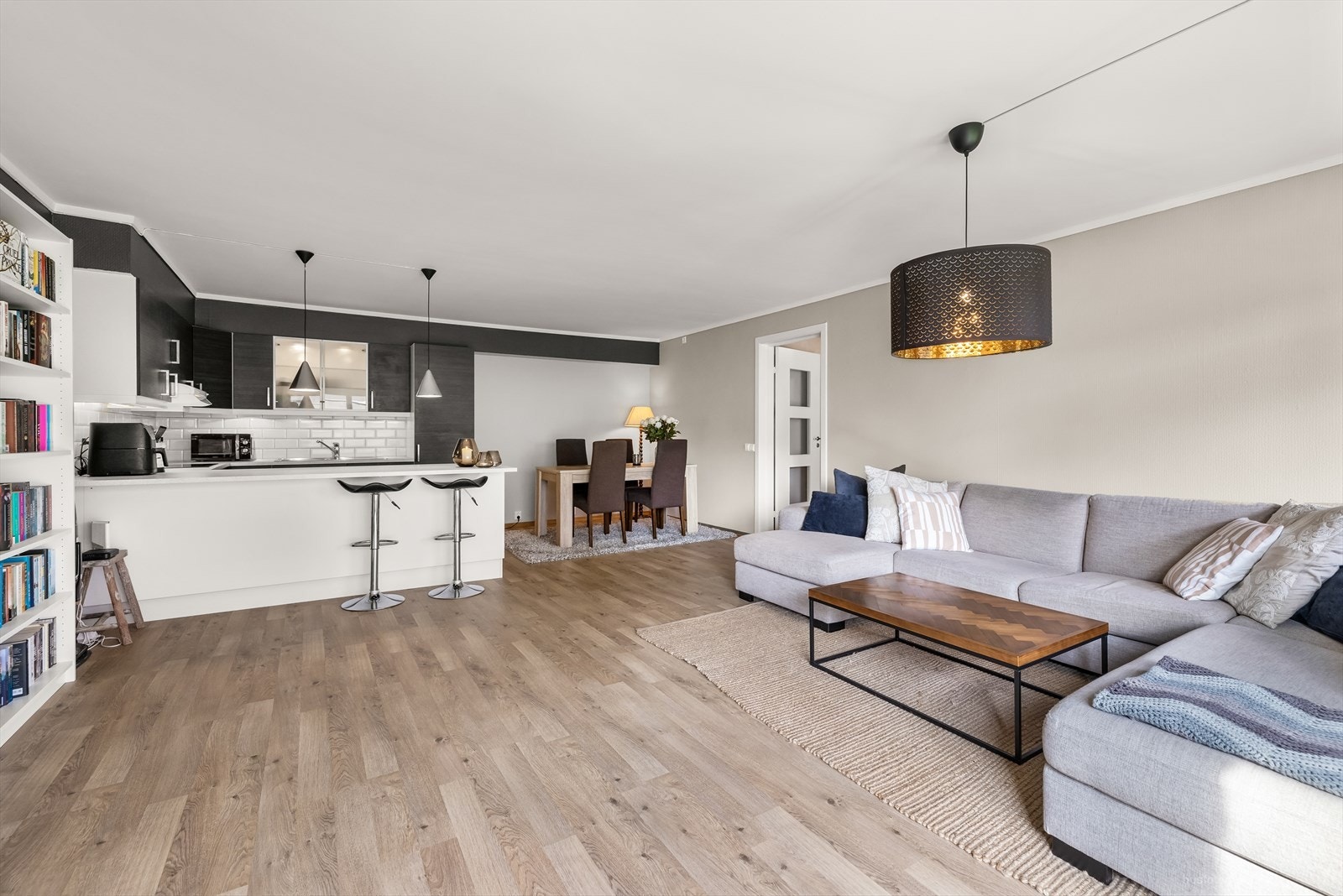 Det er åpen løsning mellom stue og kjøkken Galleribilde