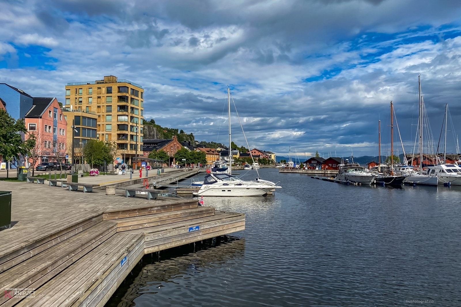 Her bor du midt i sentrum, med kort gangavstand til matbutikk, restauranter og butikker Galleribilde