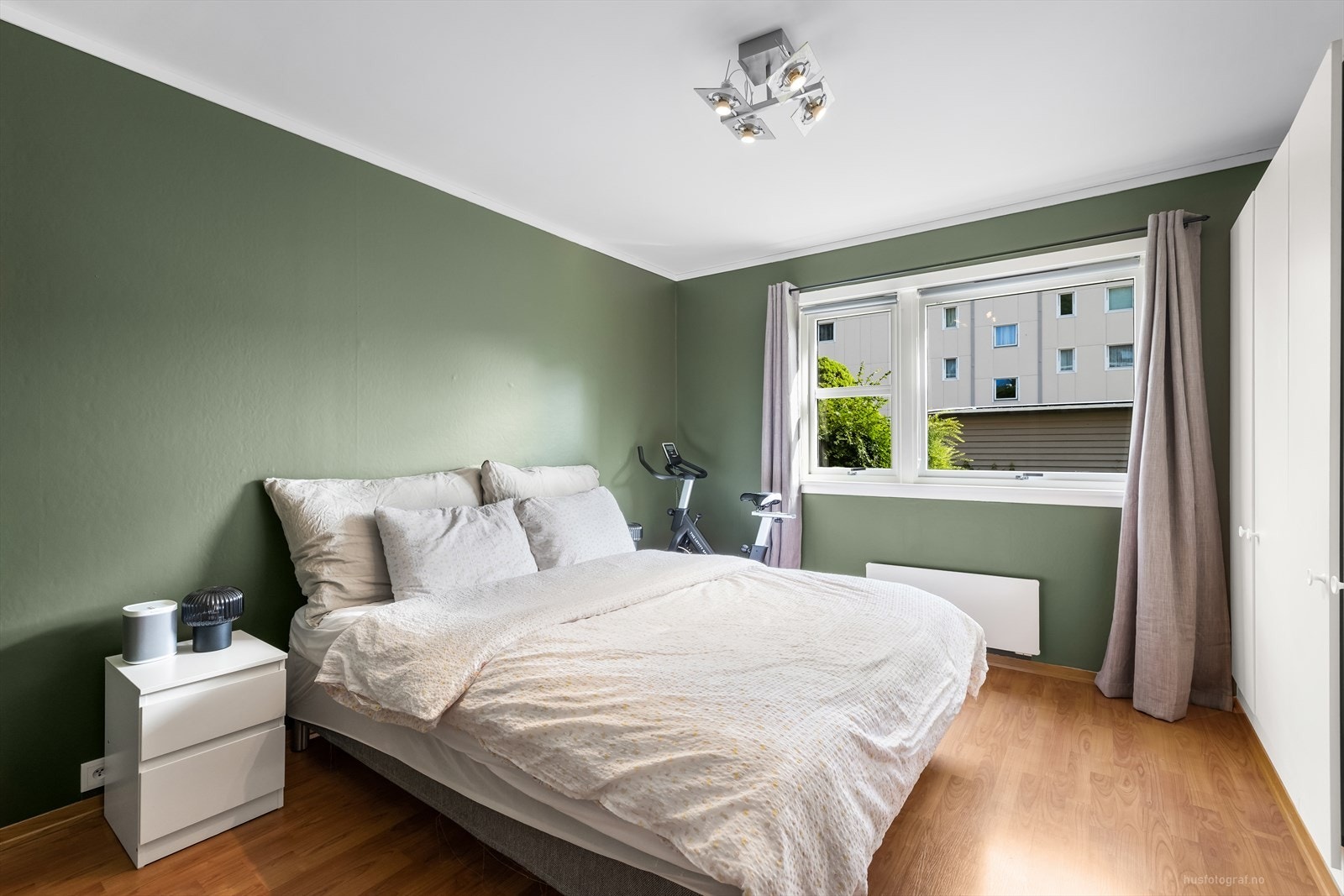 Soverommet har god plass til dobbeltseng Galleribilde