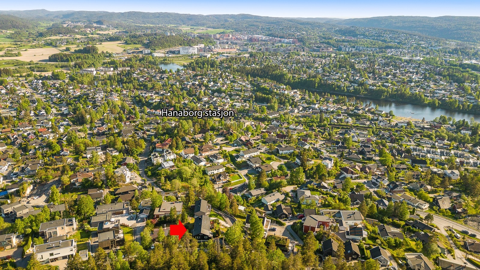 Åsveien strekker seg langs "foten" av Haneborgåsen, og eiendommen har ingen naboer mot nord, kun naturskjønn skog. Galleribilde