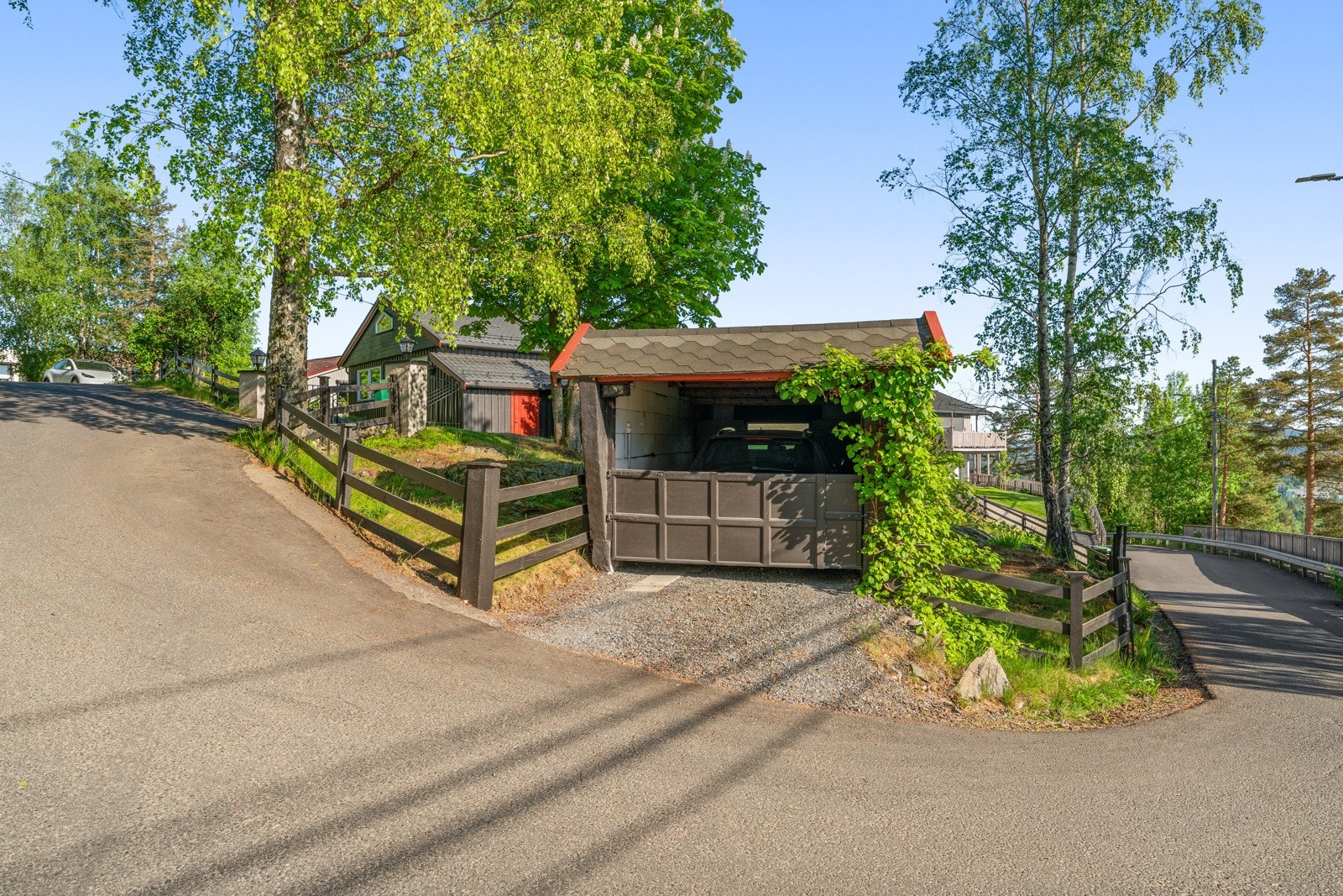 Det er parkering i en frittliggende garasje på ca. 13 kvm og på egen, gruslagt gårdsplass. Galleribilde