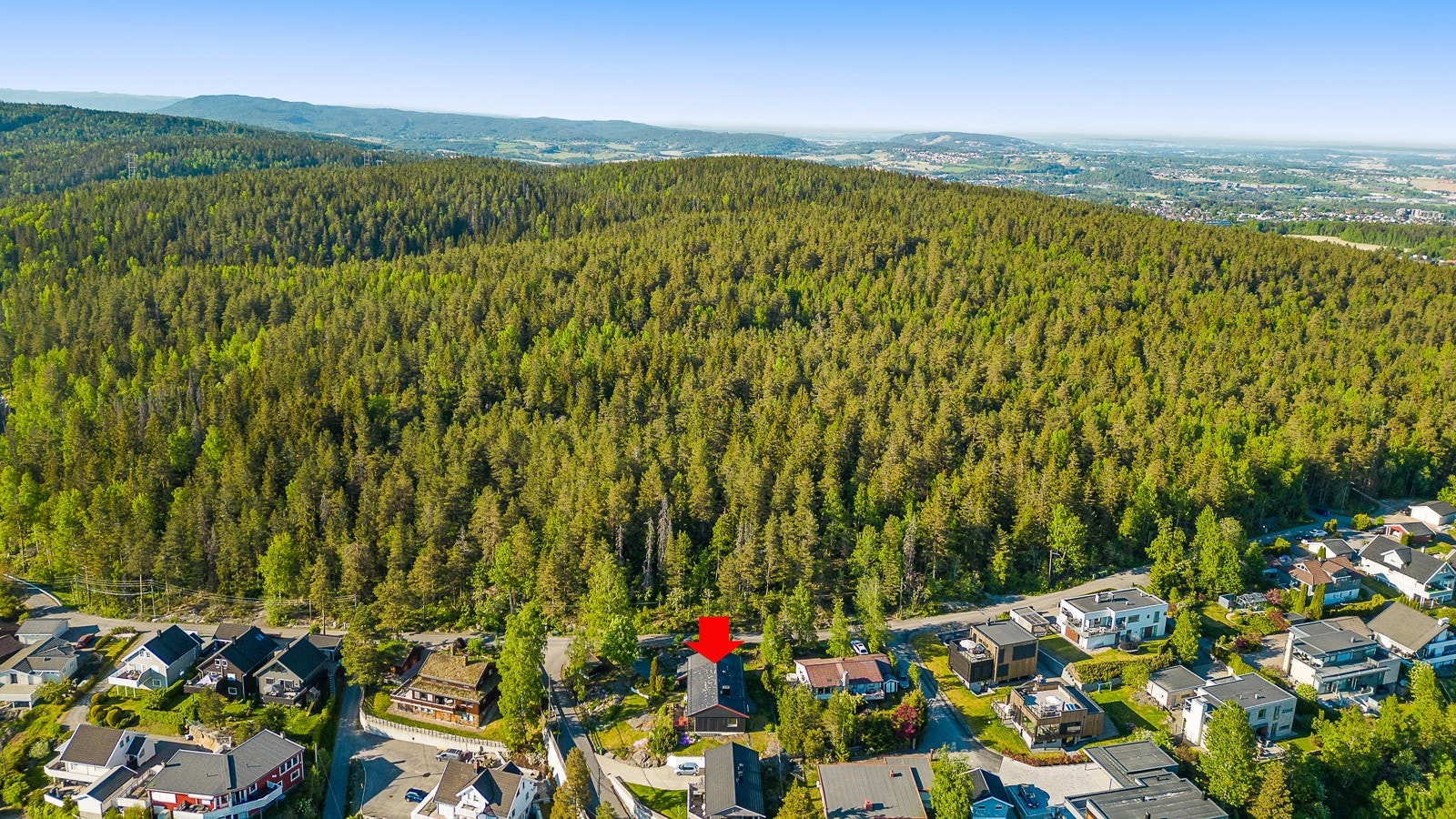 Eiendommen ligger i umiddelbar nærhet til flotte turmuligheter i Haneborgåsen hvor man blant annet finner Gravrøysene på Fjellhamar, et arkeologisk utgravingssted hvor det er hele 12 gravrøyser fra bronsealder. Galleribilde