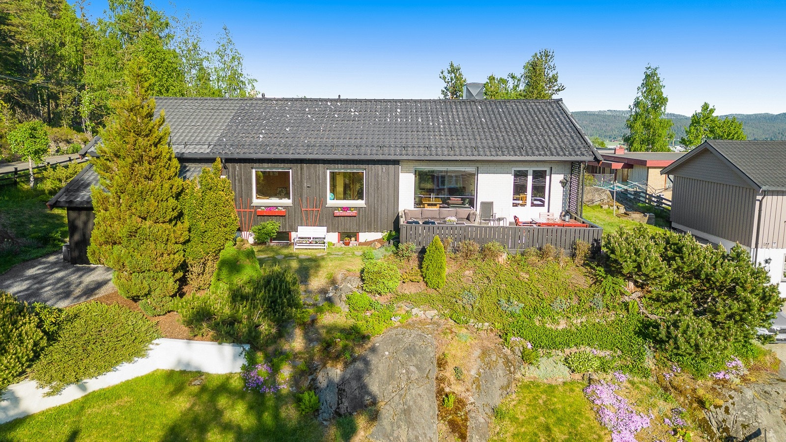 Eiendommen ligger flott plassert på toppen av feltet, og kan stolt skilte med det som kan sies å være Lørenskogs beste utsikt! Galleribilde