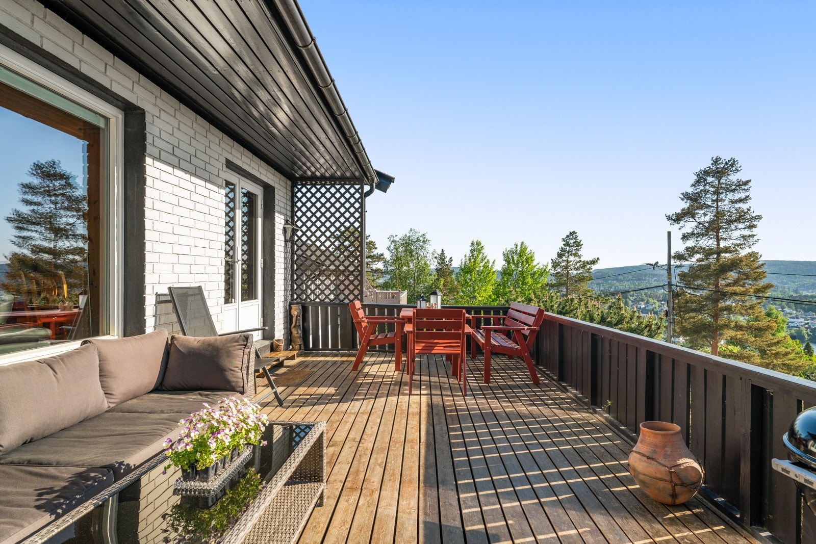 Solforholdene kan nytes på en vestvendt terrasse på ca. 22 kvm ved stuen. Galleribilde
