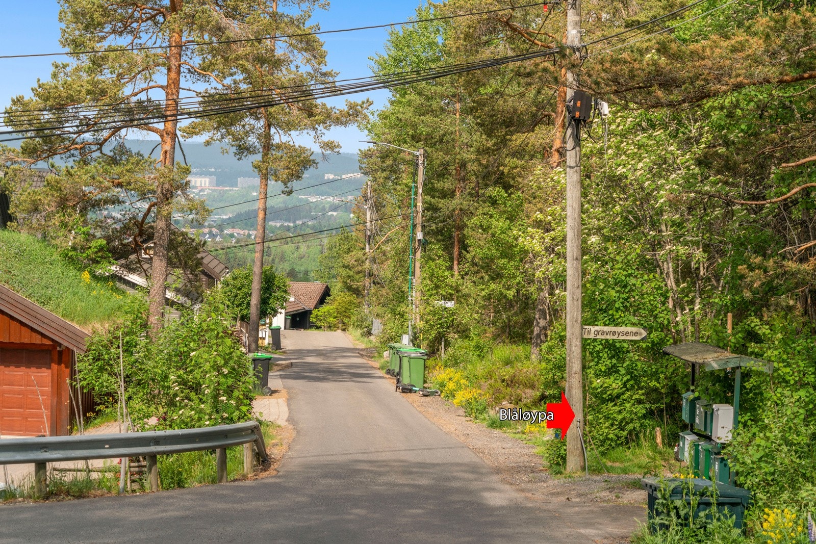 Stien "Blåløypa" starter rett over veien for boligen, og er en fin runde på ca. 1 time som passerer blant annet de vernede Gravrøysene og flere bålplasser. Galleribilde