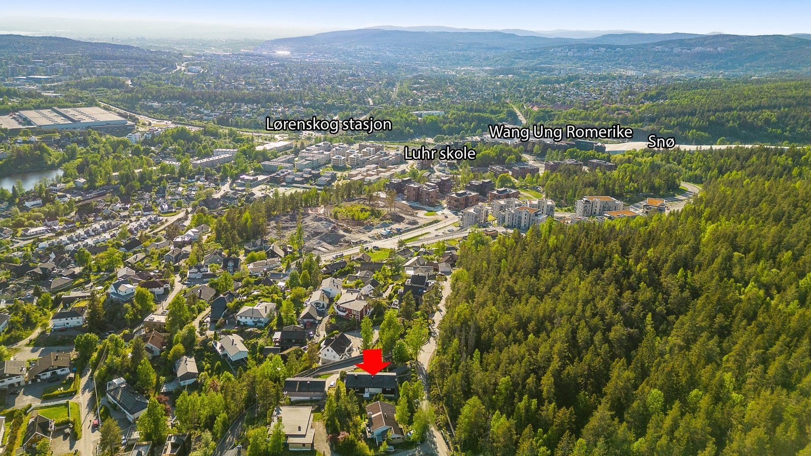 Tomten ligger høyt og flott plassert på feltet, og kan stolt skilte med det som mest sannsynlig er Lørenskogs beste utsikt. Galleribilde