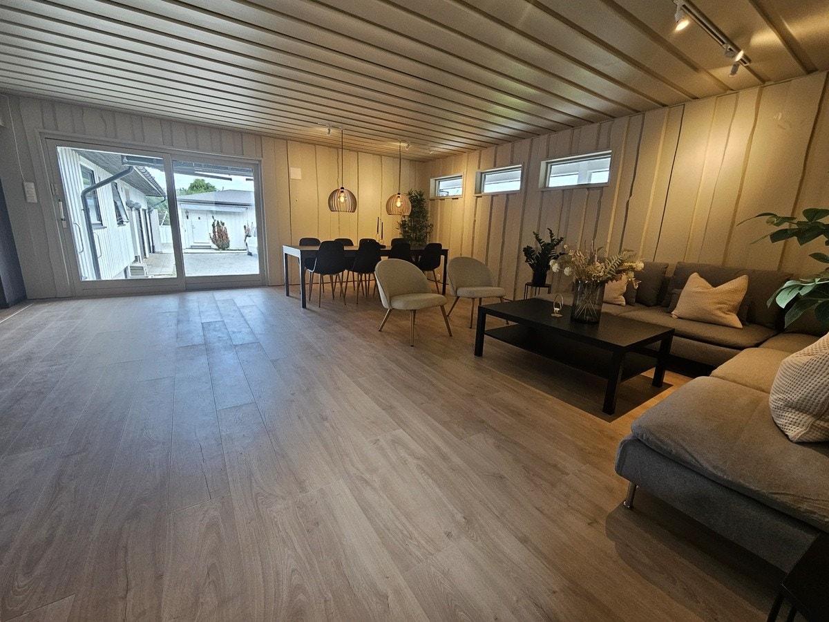 Stuen er stor av størrelse (ca. 35 kvm) og inkluderer tilhørende møblement. Utgang til terrasse fra stue. Galleribilde