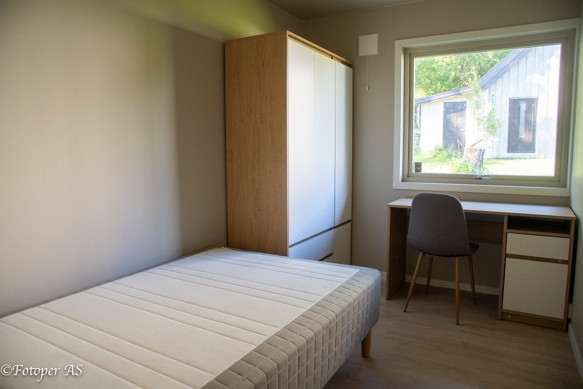 Rom 7 er ledig fra august 2025. Det er på ca. 8 kvm. Pris er 5100 kr per måned. Tilhørende møblement følger med. Galleribilde