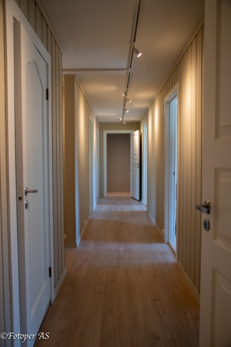 Første etasje består av 8 soverom, der alle har vinduer som tilfredsstiller krav til rømningsvei. Galleribilde