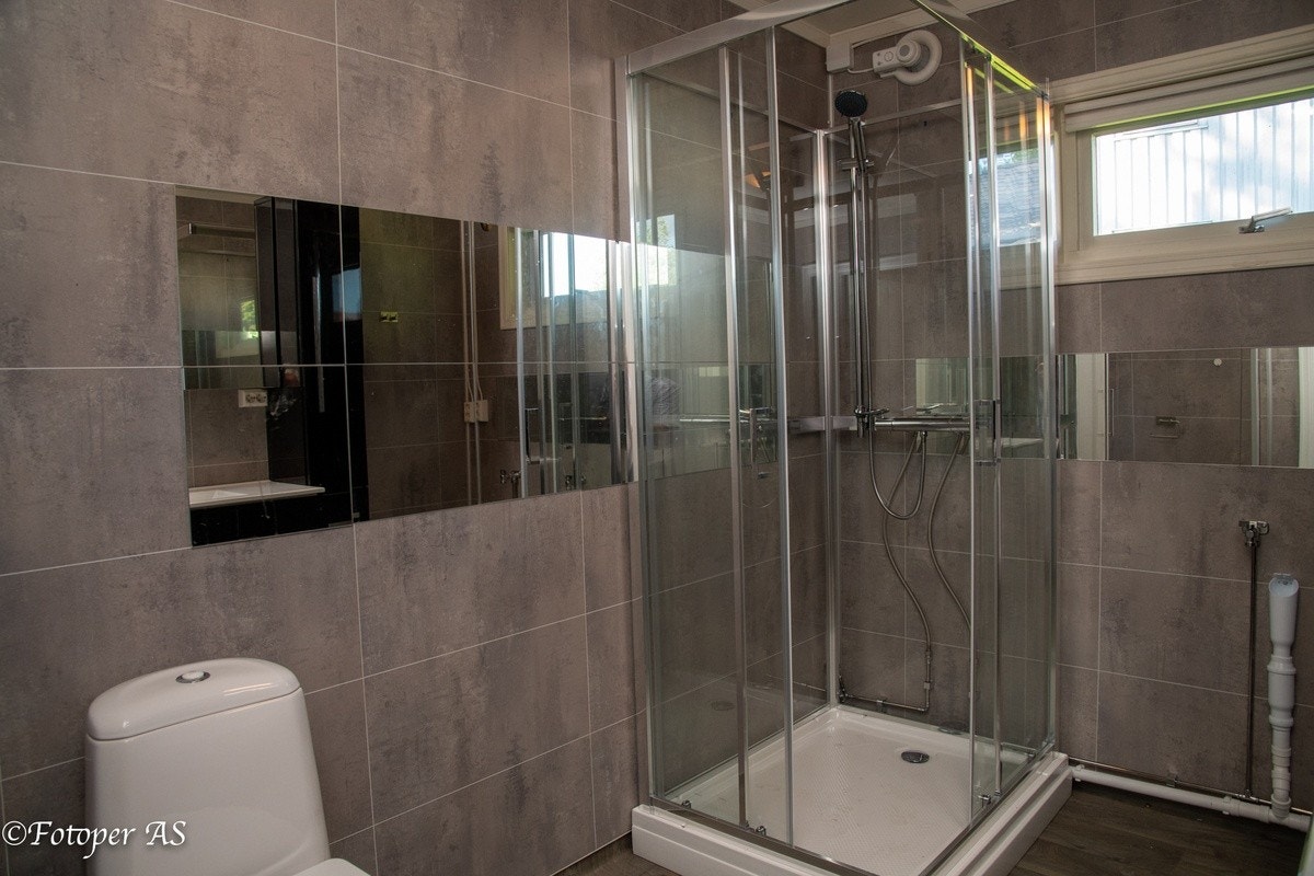 Dusjkabinettet på bad 1 er romslig (80x100x205). Galleribilde