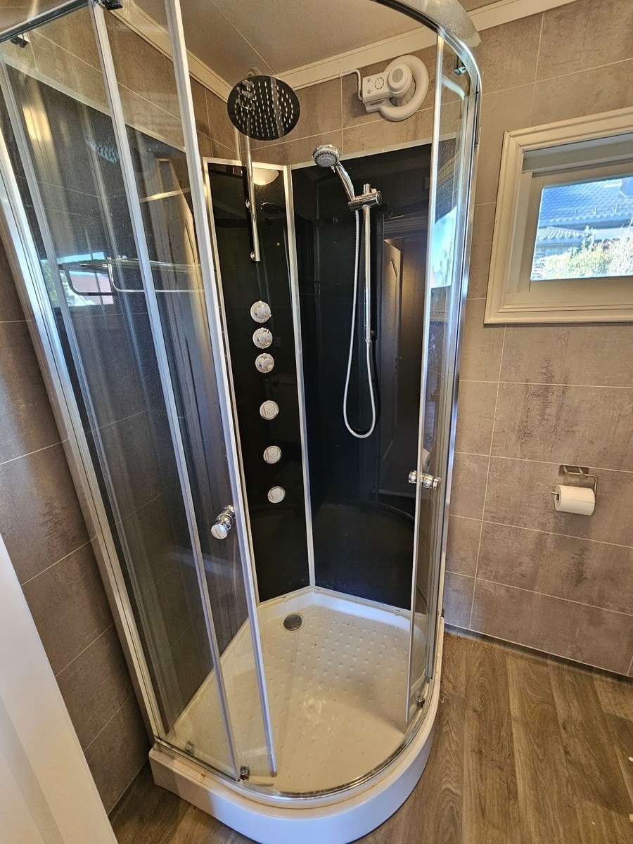 På bad 2 er det også et romslig, tilhørende dusjkabinett med ulike innstillinger. Galleribilde