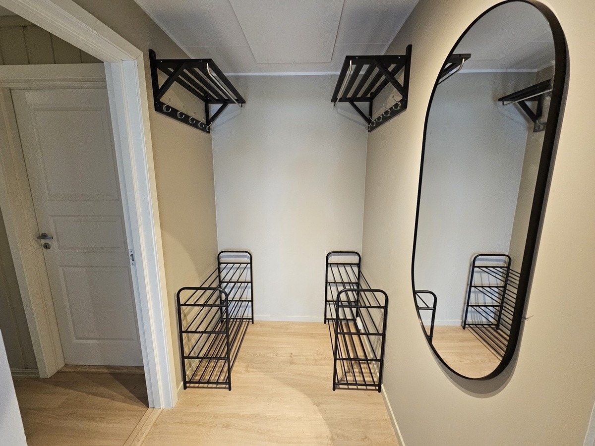 Det første du kommer til er inngangspartiet som inneholder skostativ, klesoppheng og speil. Galleribilde