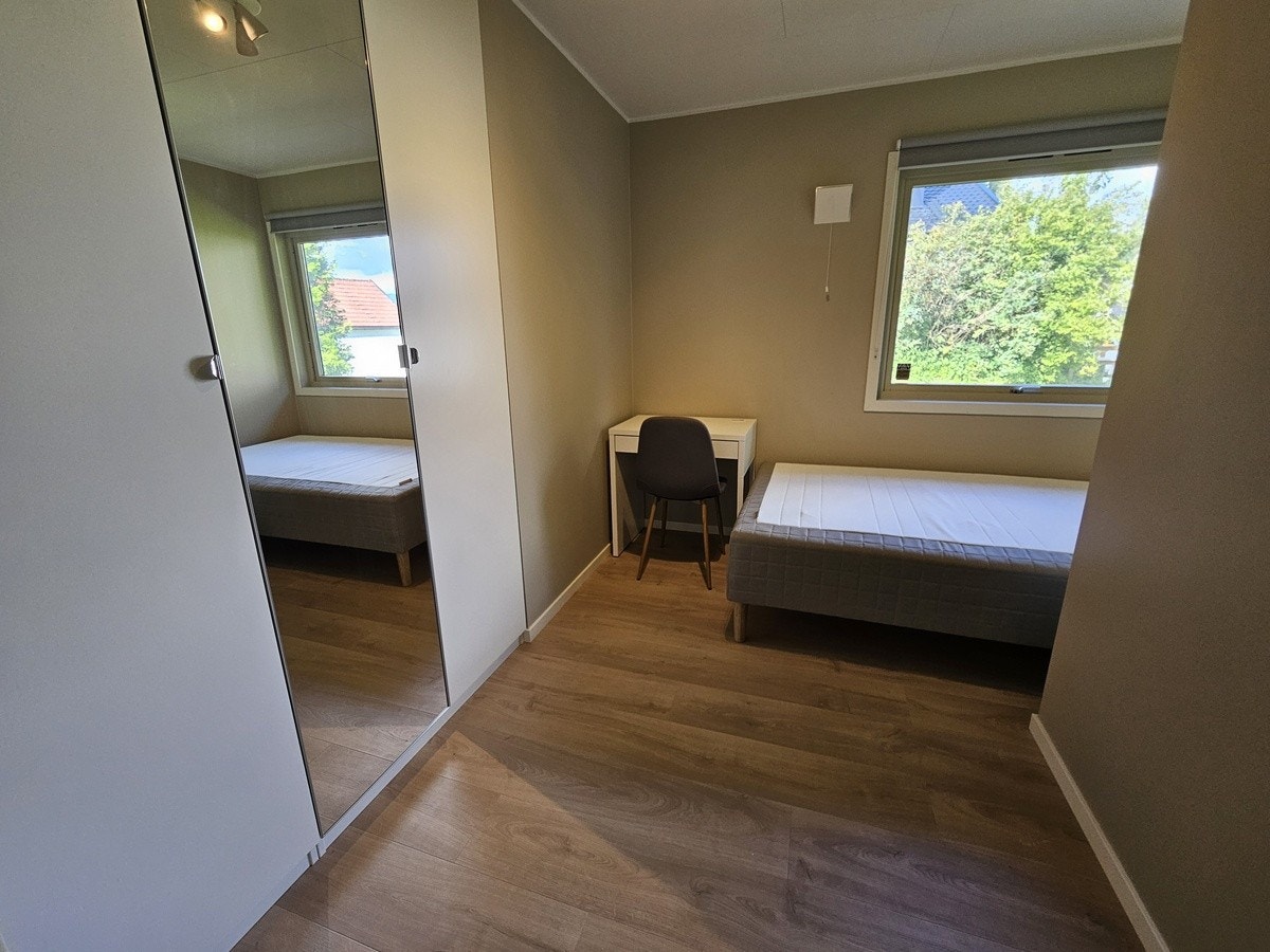 Rom 4 er ledig fra august 2025. Det er på ca. 8 kvm. Pris er 5100 kr per måned. Tilhørende møblement følger med. Galleribilde