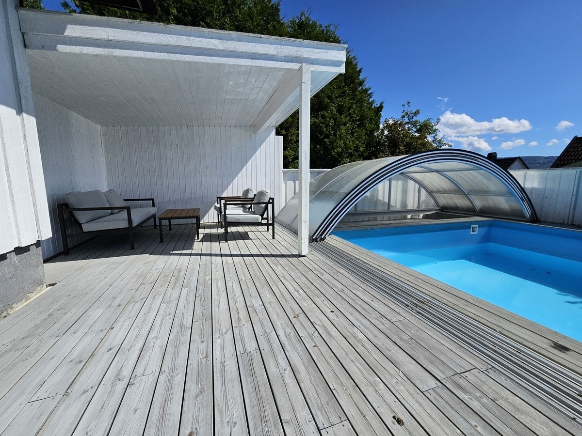 Uteområde. Møblement følger med. OBS: Svømmebasseng vil være stengt og ikke tilgjengelig. Galleribilde