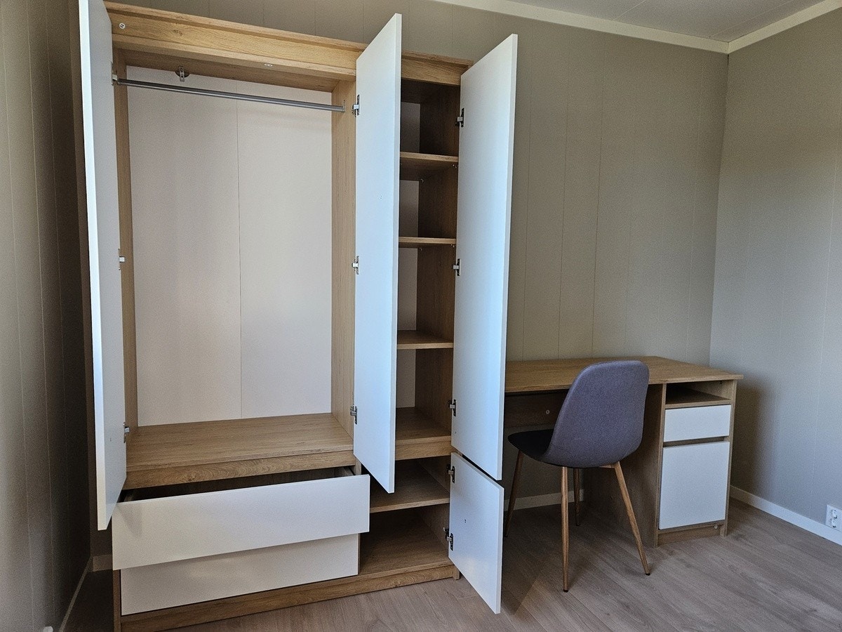 Garderobeskapene generelt har god plass til det meste av klær du måtte ha. Galleribilde