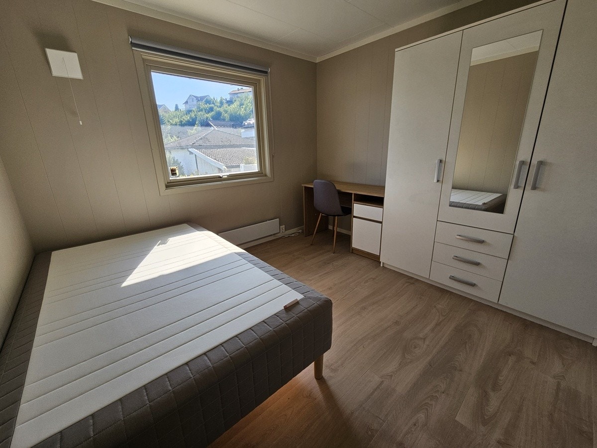 Rom 1 er ledig fra august 2025. Det er på 10 kvm. Pris er 5400 kr per måned. Tilhørende møblement følger med. Galleribilde