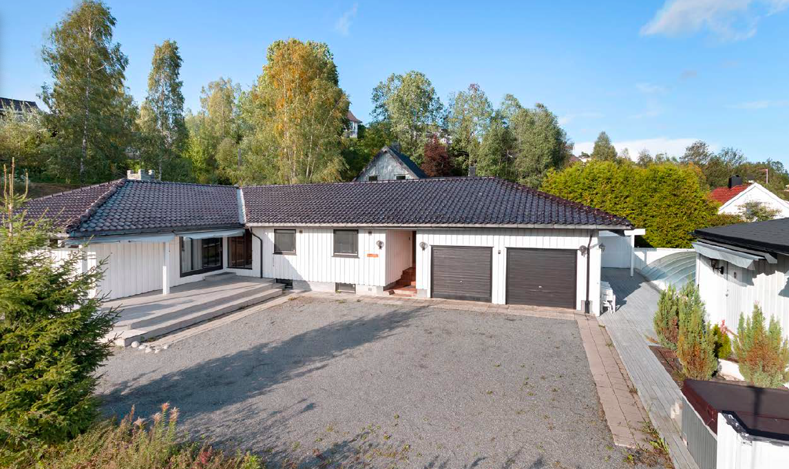 Første etasje i dette huset leies ut. Etasjen er meget romslig og utgjør 173 kvm. I tillegg disponeres en dobbelgarasje på 50 kvm for lagring, samt et anneks på 49 kvm som kan brukes som en ekstra stue ved behov. Galleribilde