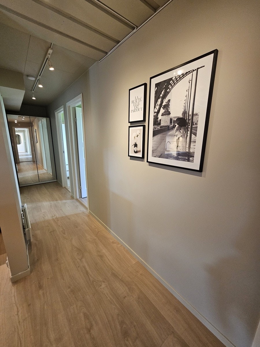 Gangene utenfor soverommene inneholder også diverse skap for både felles- og privat lagring av ting. Galleribilde