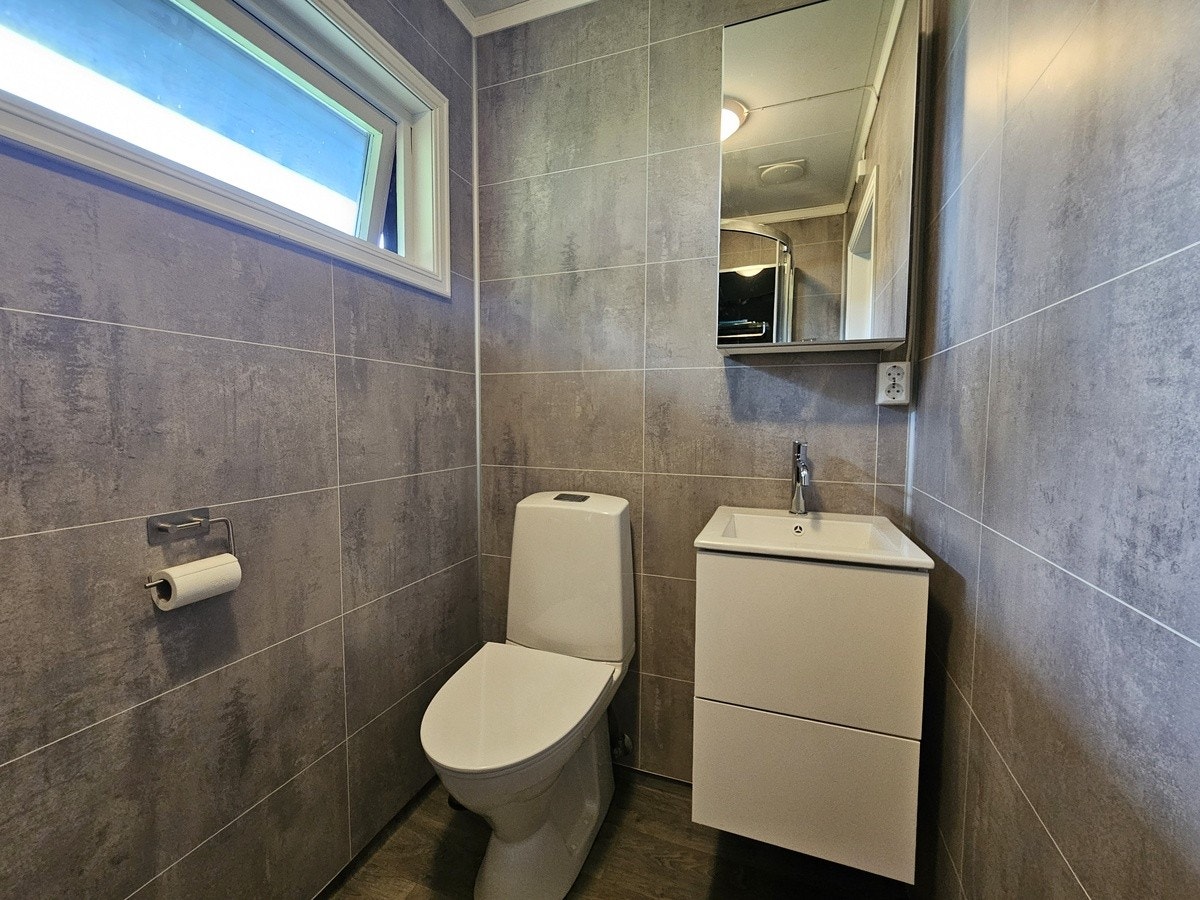 På bad 2 er det, i likhet med bad 1, også installert toalett, servant, servantskap og speilskap. Galleribilde