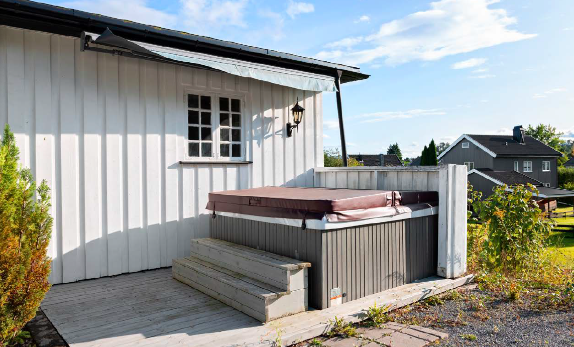 Uteområde med jacuzzi som fritt kan benyttes av beboere. Galleribilde