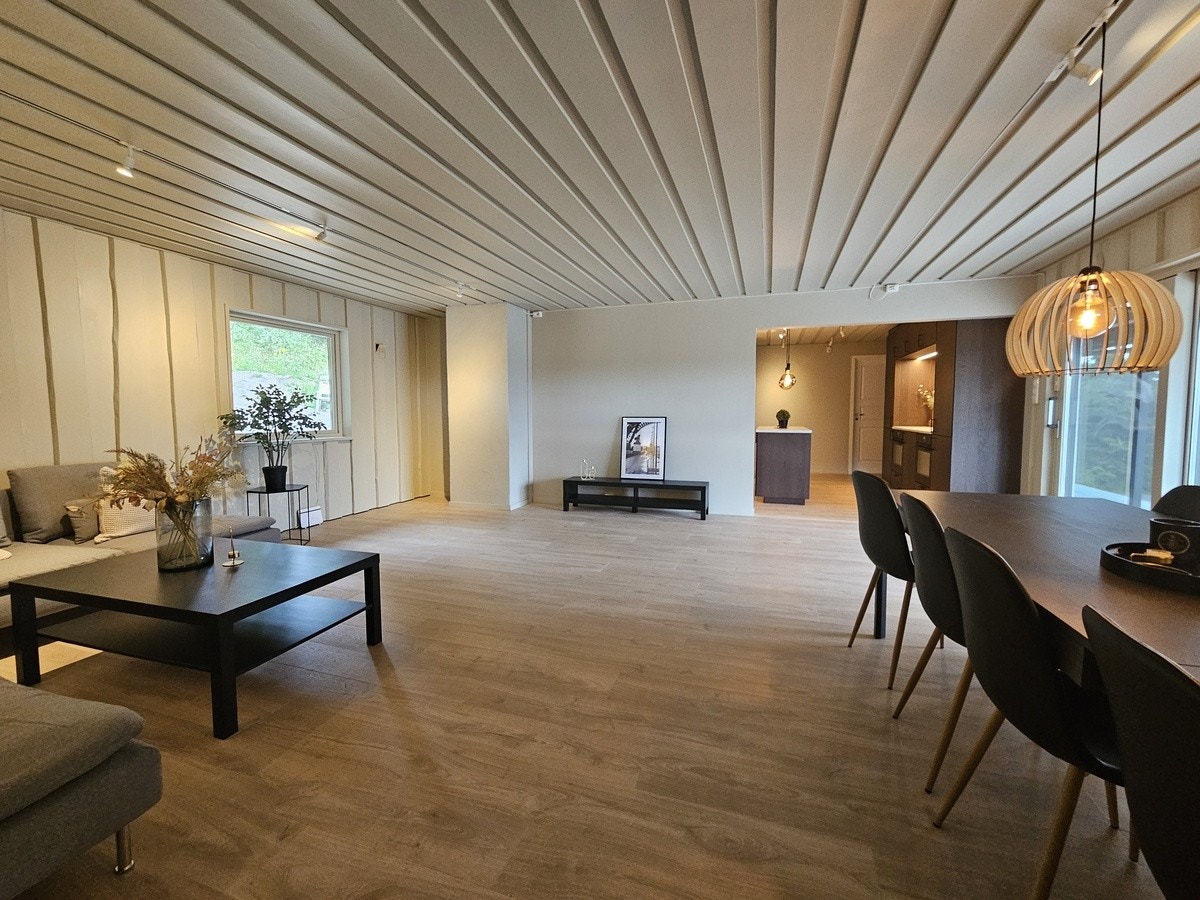 Det er nå installert 70-tommers TV på TV-benken. Også ny i 2024. Galleribilde