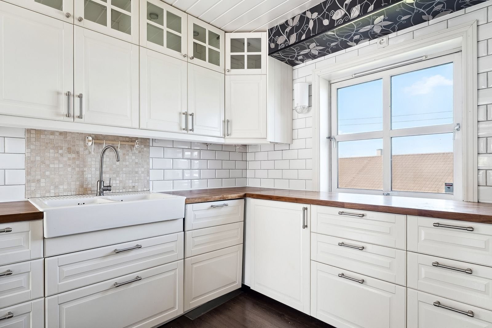 Det er et stort kjøkken med mye arbeidsplass. Galleribilde