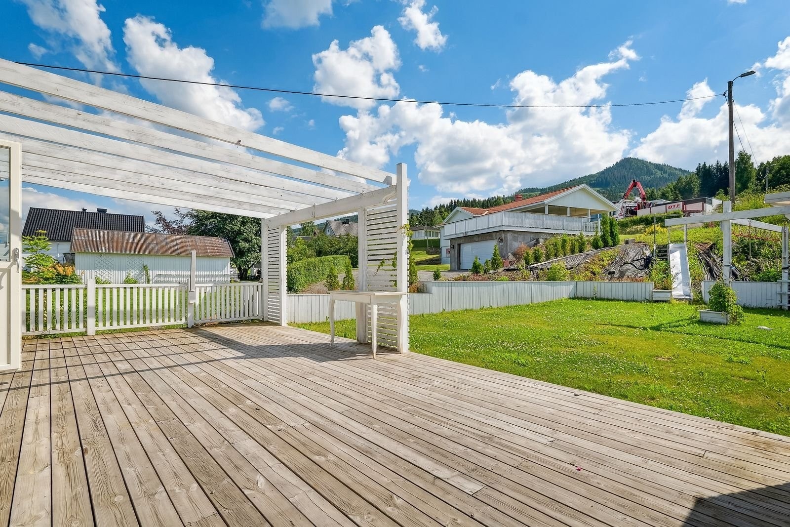 Hage og terrasse med utgang fra stuen. Galleribilde