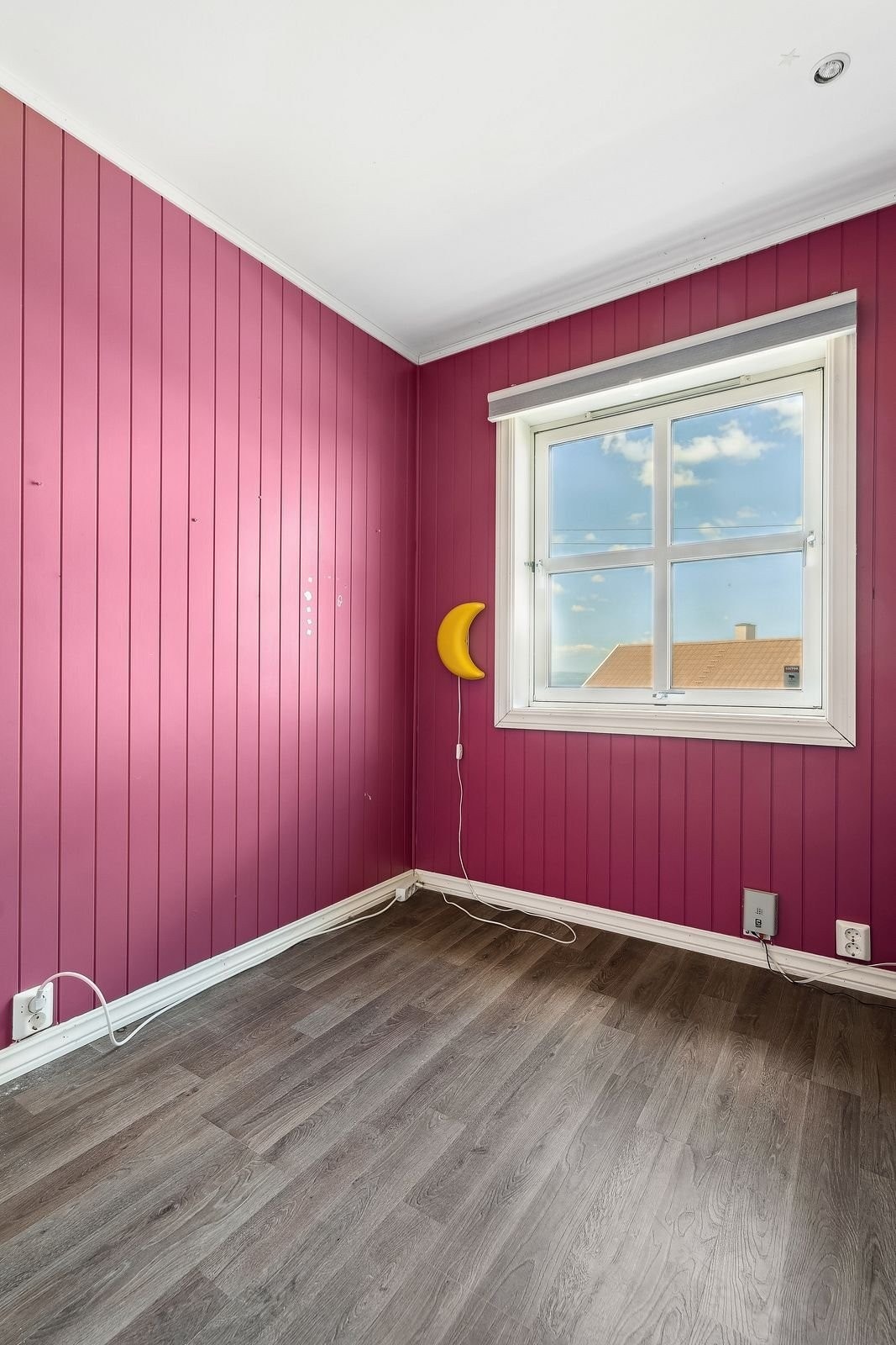 Barnerom/kontor i første etasje. Her finnes sikringsskap. Galleribilde