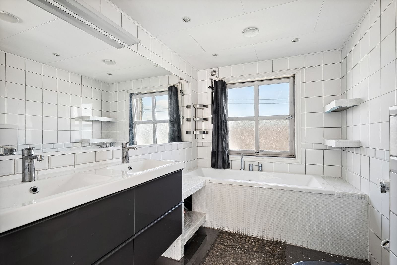 Bad i første etasje. Er tilkobling til vaske/tørkemaskin Galleribilde