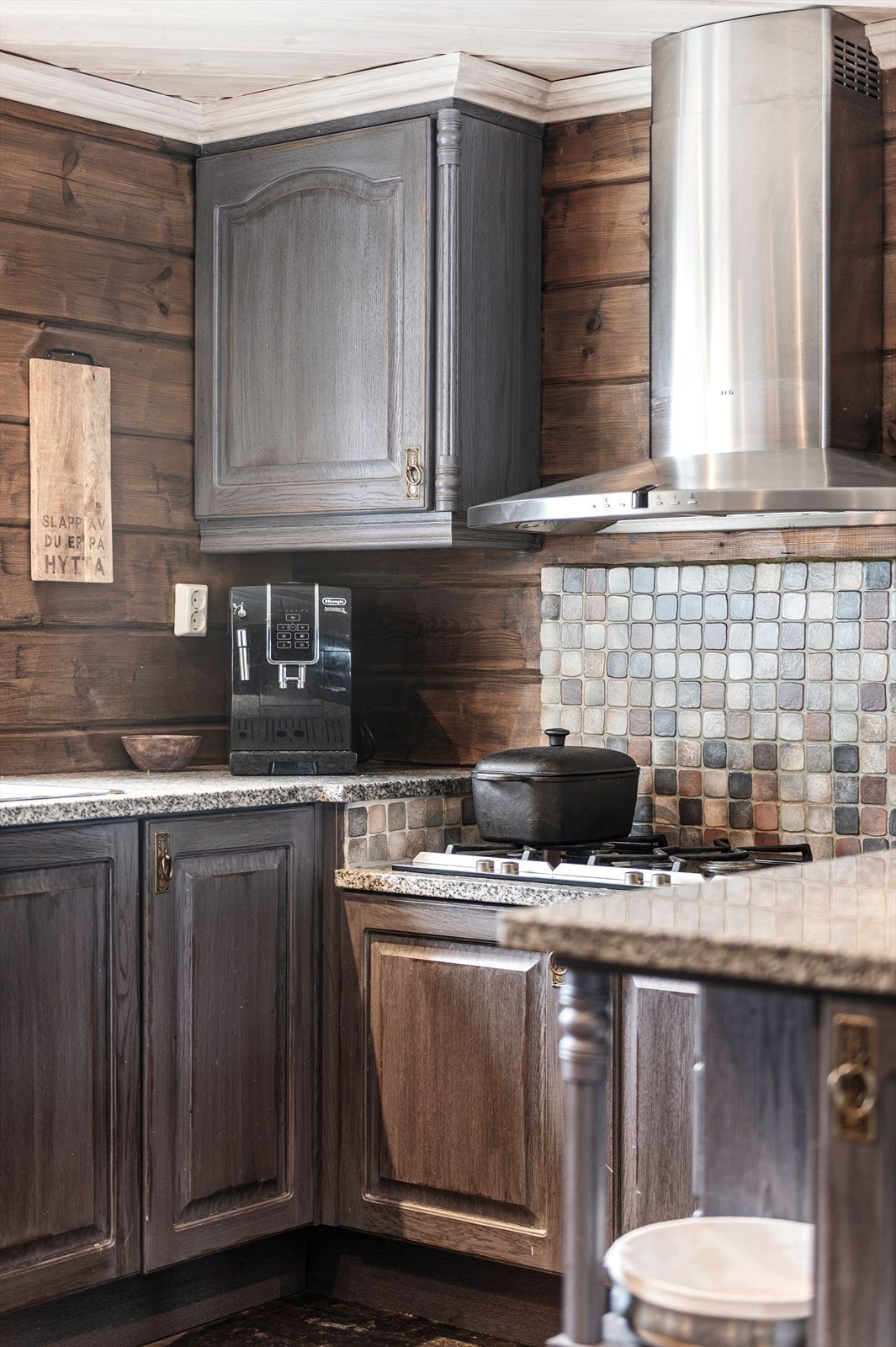 Nedfelt gassovn med ventilator over. Flisene i stekesone bidrar til stilfulle detaljer og lettstelte overflater Galleribilde