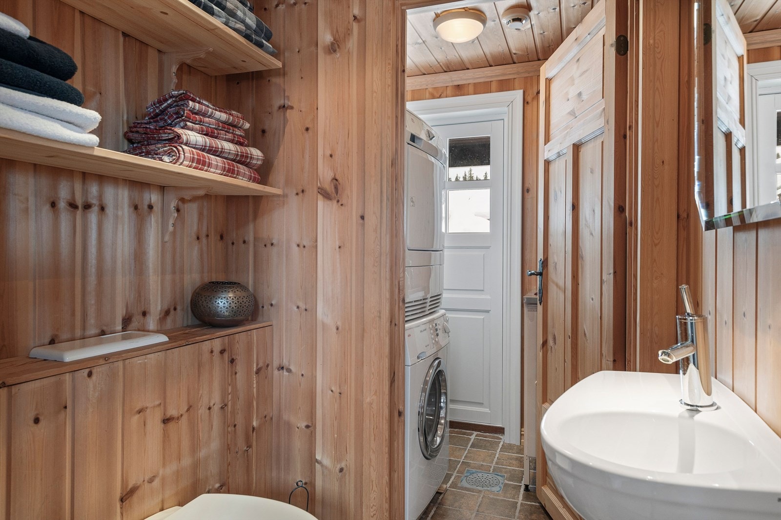 Vaskerommet har separat utvendig adkomst + adkomst fia toalettrommet i 1. etasjen. En praktisk løsning om du trenger et raskt skifte etter skituren. Galleribilde