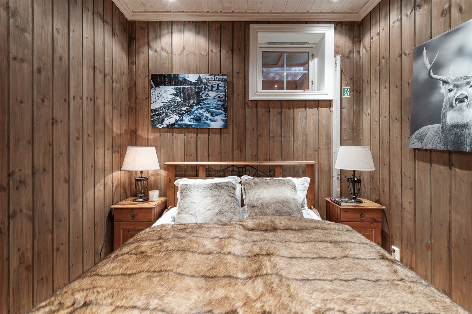 I underetasjen er det totalt 5 soverom - alle med plass til både seng og nattbord. Galleribilde