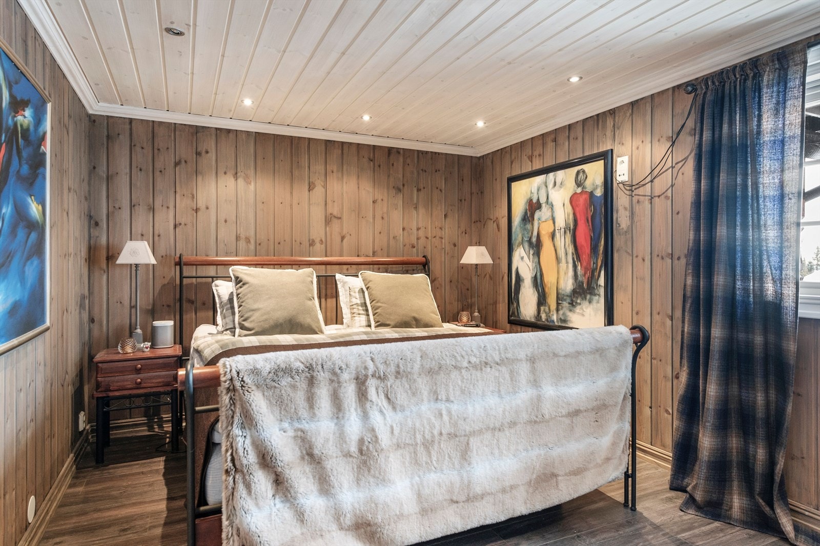 Hytta sitt hovedsoverom ligger i 1. etajen og har god plass for dobbeltseng, nattbord og garderobeløsninger. fra soverommet er det utgang til en terrassedel med utebod. Denne terrassen har også adkomst fra spisestue. Galleribilde