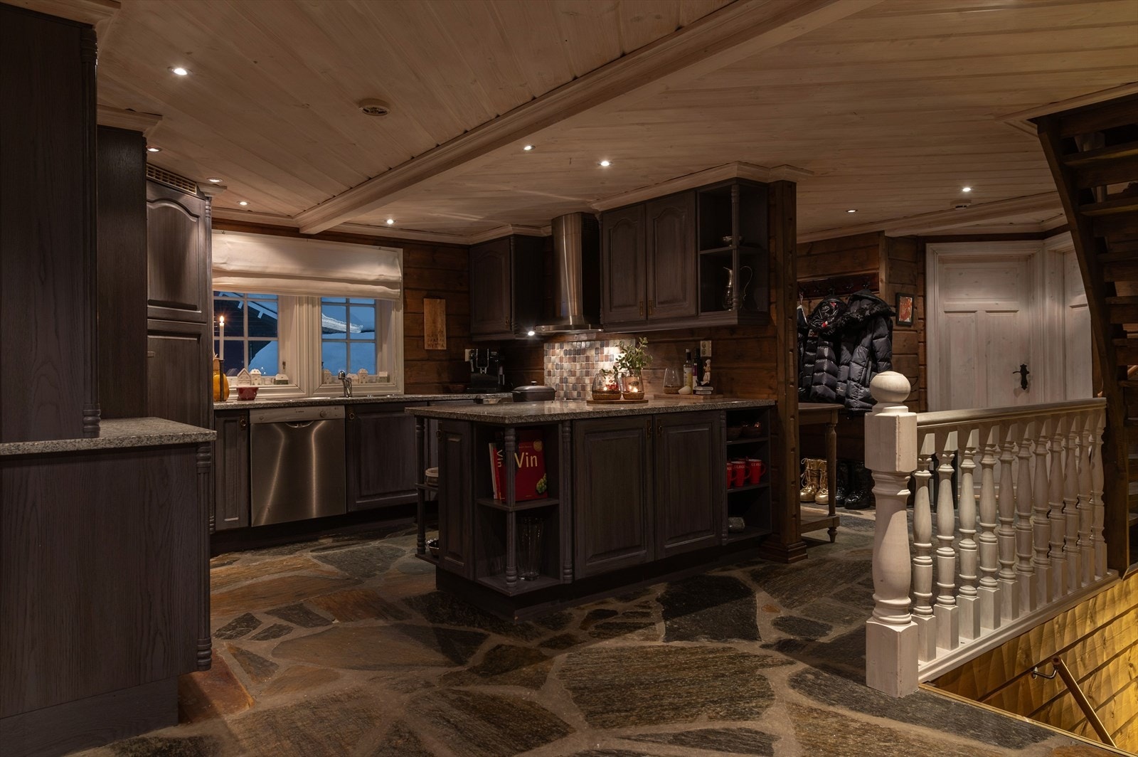 Kveldsstemning ved kjøkken og gang som viser dør inn mot soverom og bad Galleribilde