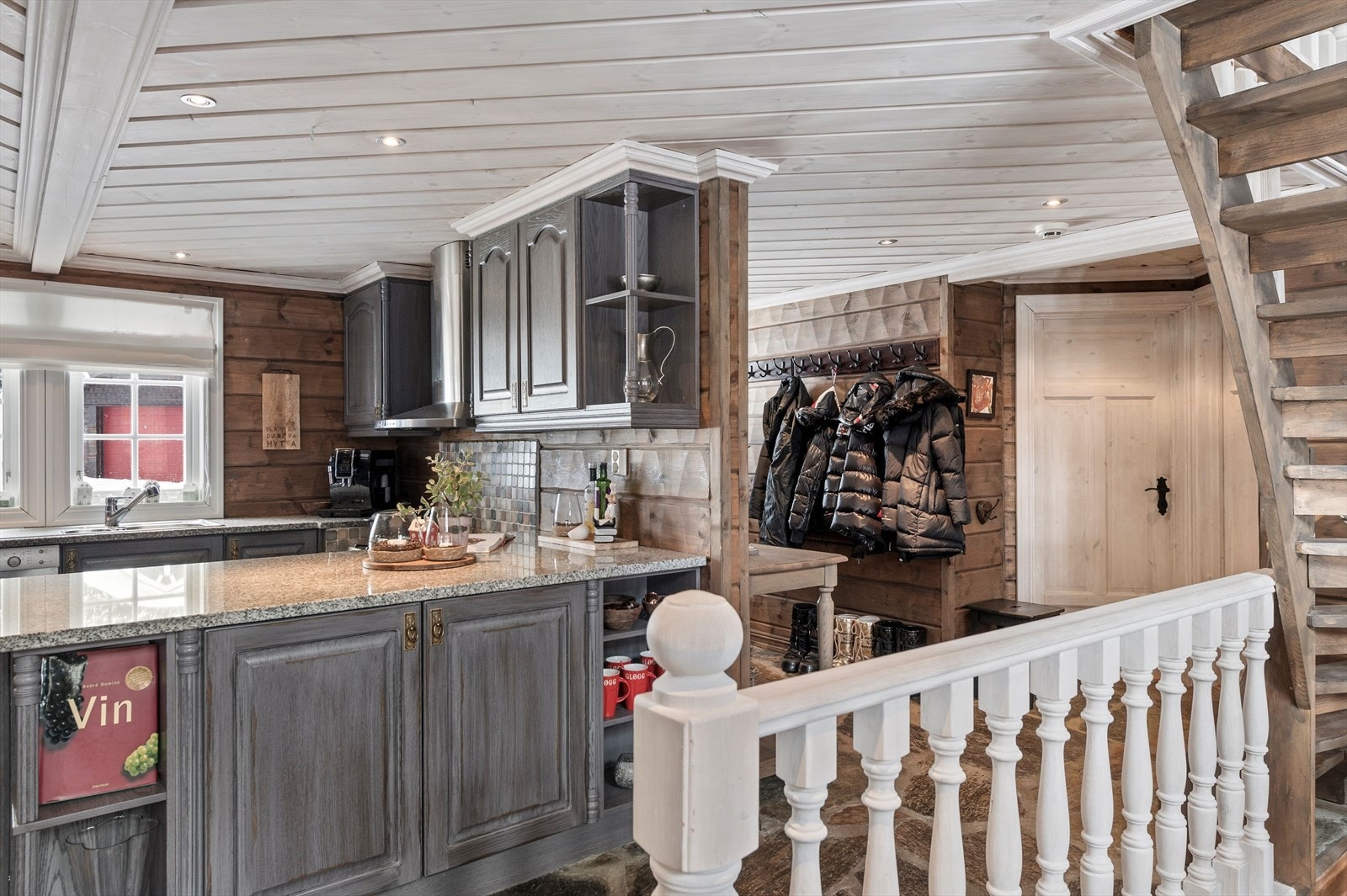 Kjøkkenet er godt plassert i hytta og dette bidrar til fine sosiale soner. Innredningen passer fint inn i hyttestilen og har rikelig med oppbevaring i skap og skuffer. Galleribilde