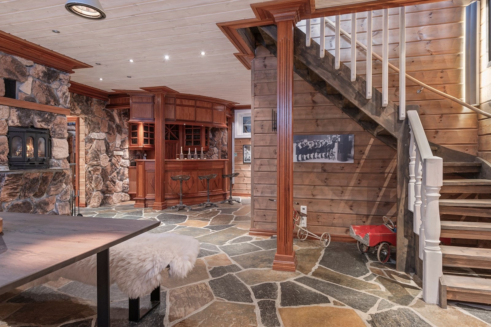 I underetasjen av hytta er det et stort og luftig rom med god takhøyde. Her er det samme stil som hovedetasje og mange bruksmuligheter. Galleribilde