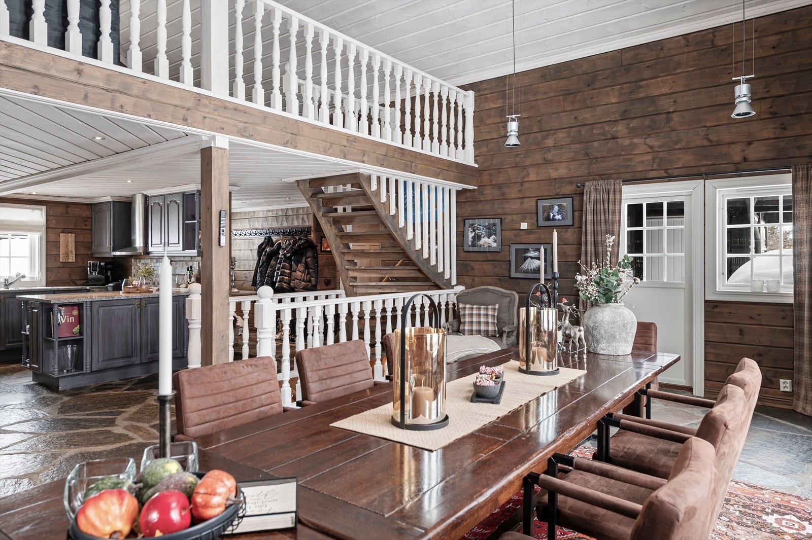 Den herlige spisestuen har du en fantastisk romslig følelse med takhøyde på over 4 meter. Et herlig rom å samle familie og venner til hyggelige sammenkomster. Galleribilde