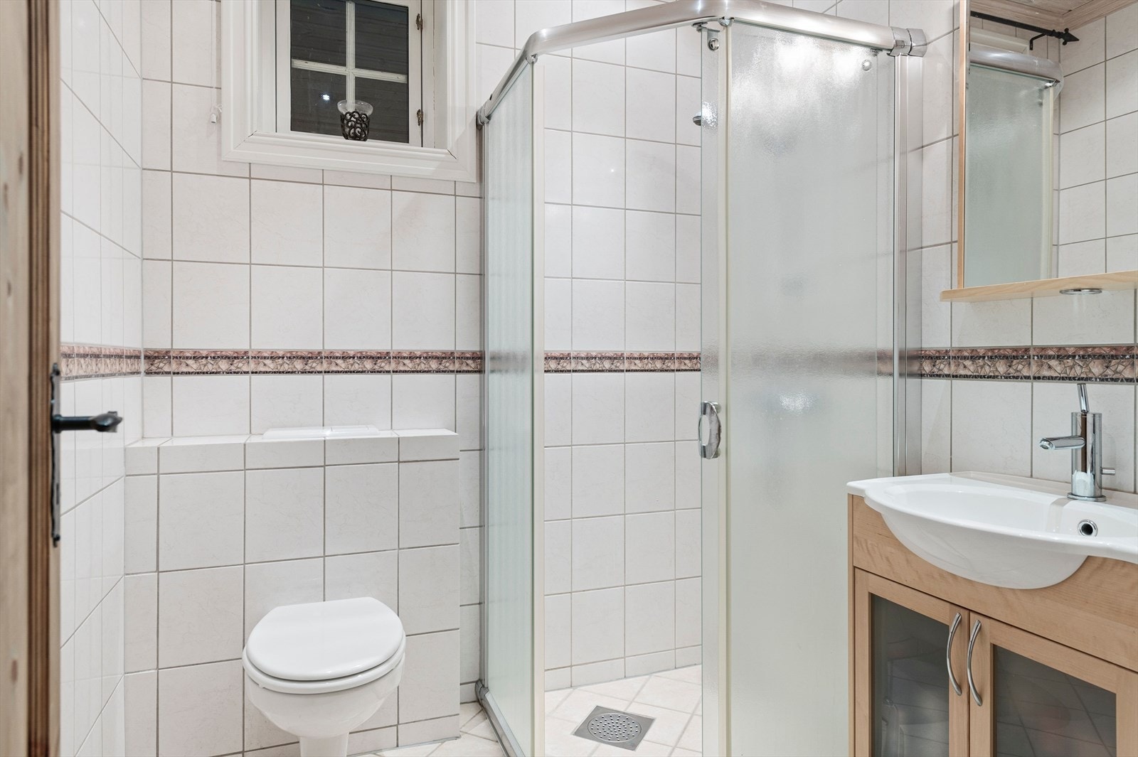 Bad nr 2 i kjelleretasjen. Begge bad har god omkledningsplass, innredning, vegghengt wc og dusjhjørne. Galleribilde