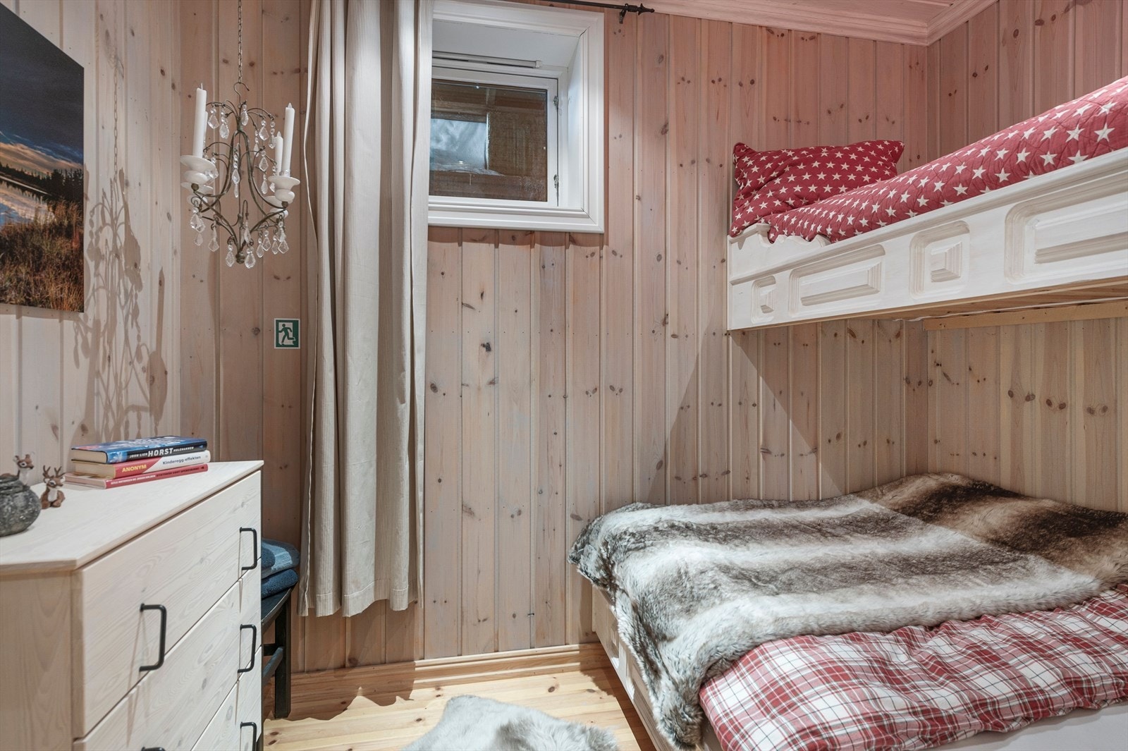 Det er tilsammen 11 sengeplasser i underetasjen og rommene har tregulv og panel på vegger. Galleribilde