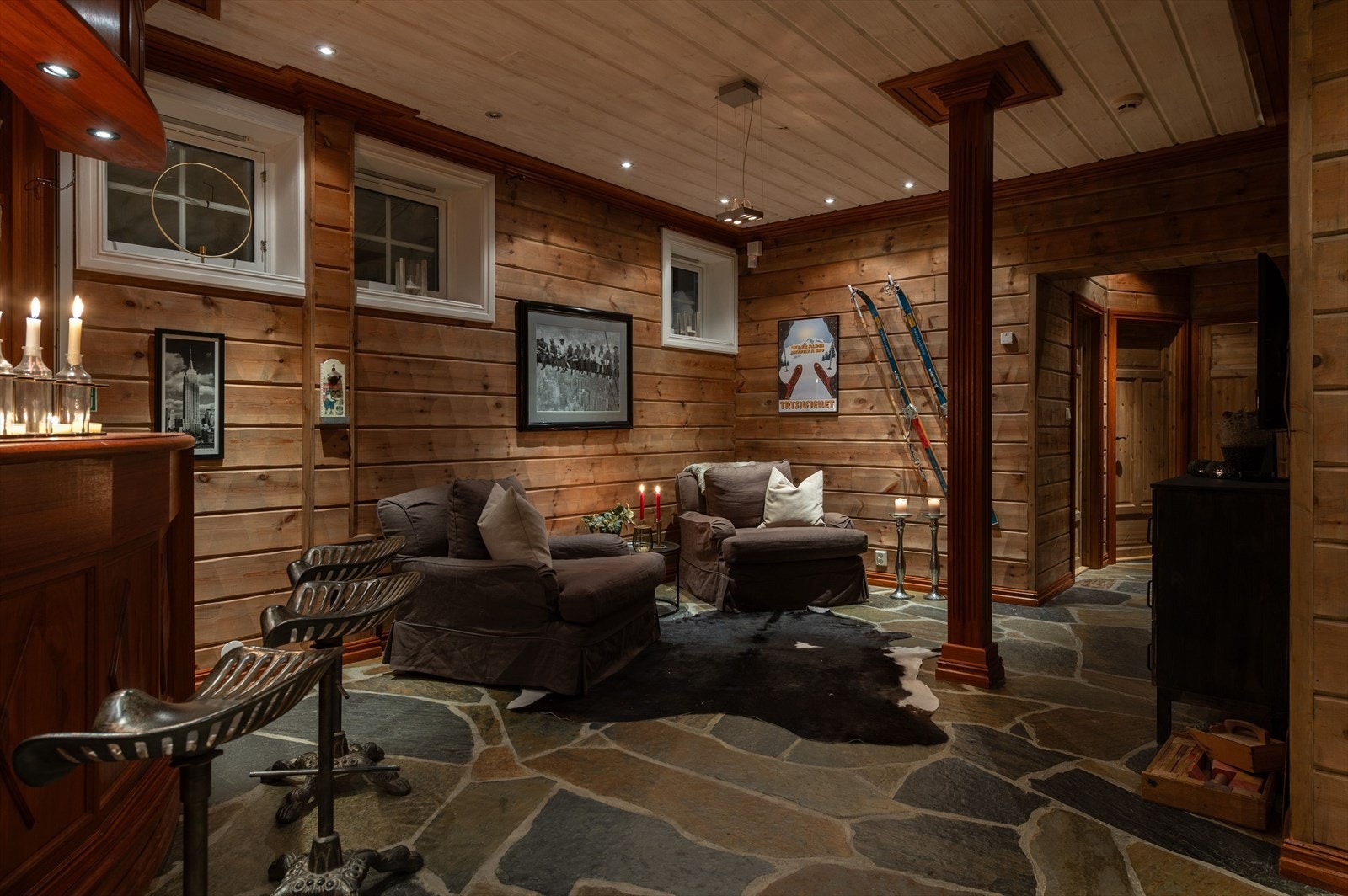 Hytta har mange fine soner for kos og hygge Galleribilde
