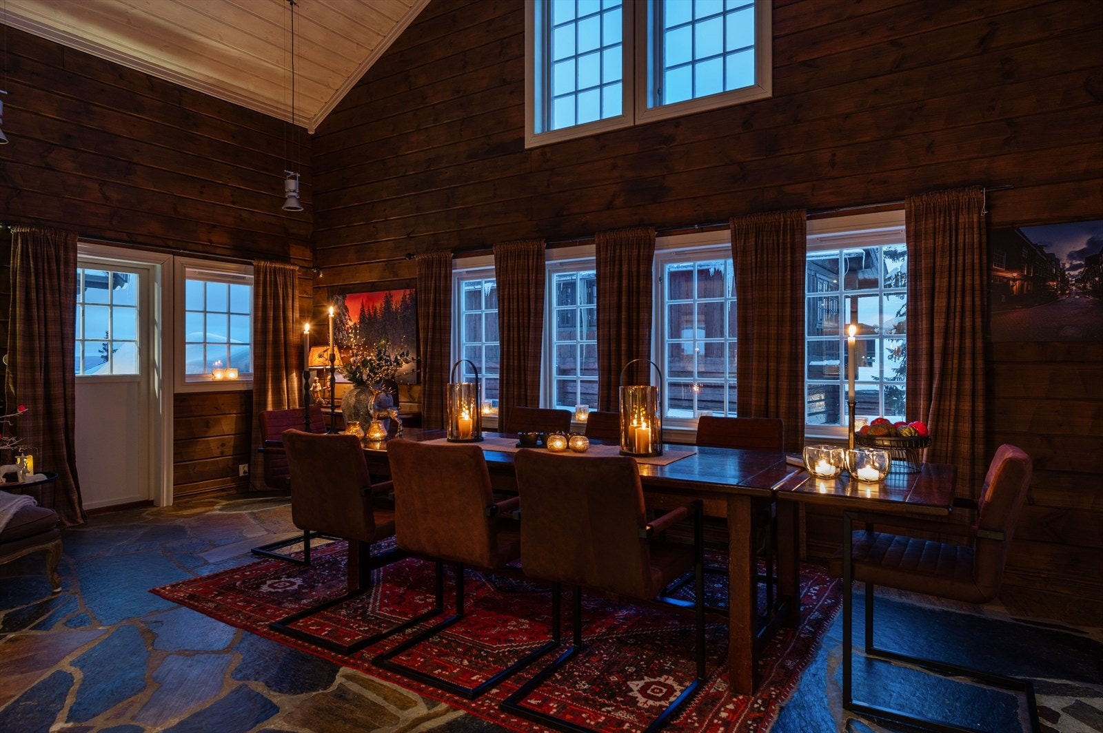 Koselig kveldsstemning i spisestuen. Galleribilde