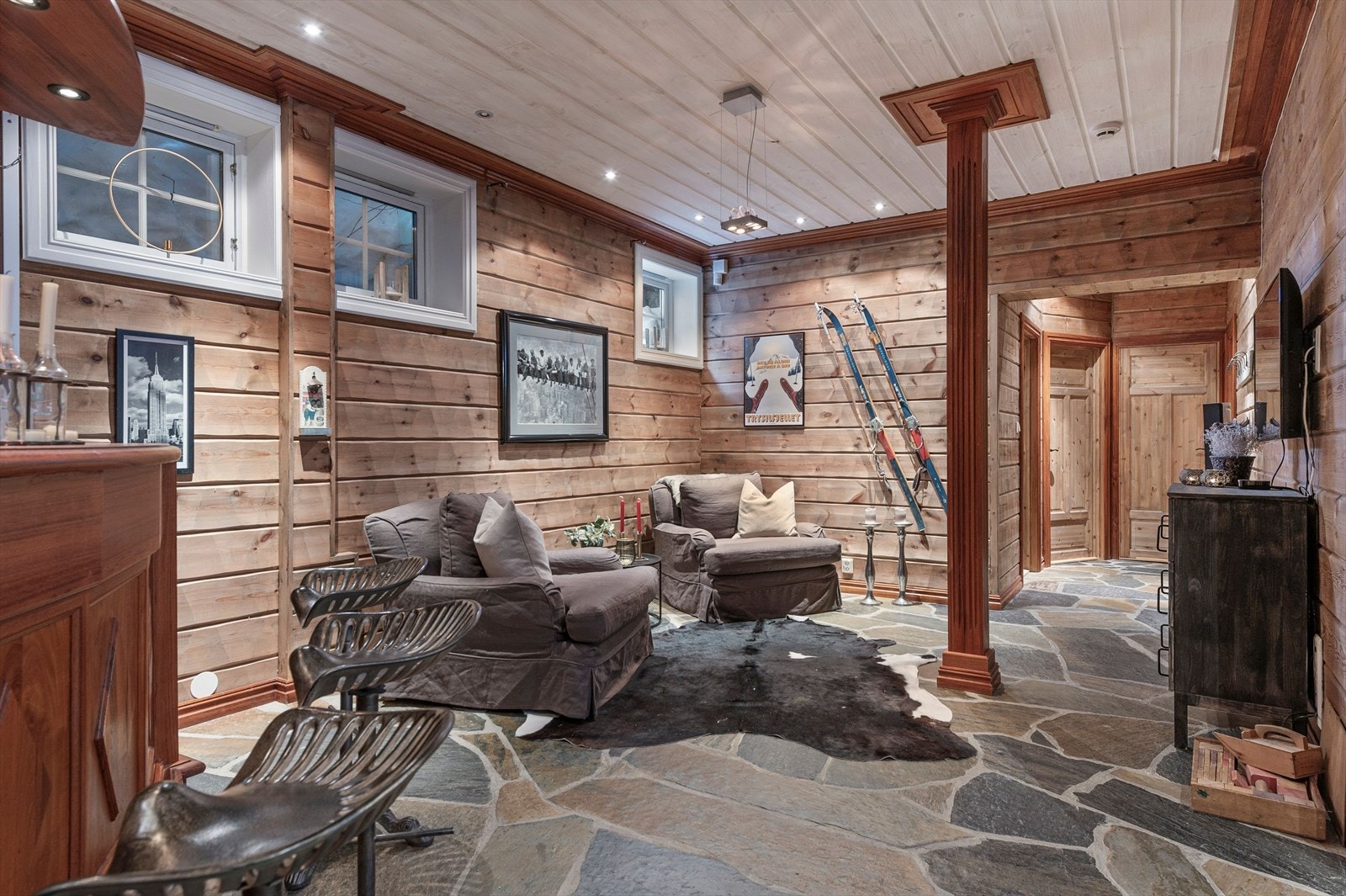 I kjellerstuen er det også en koselig loungedel med godstoler foran tv-n. Galleribilde