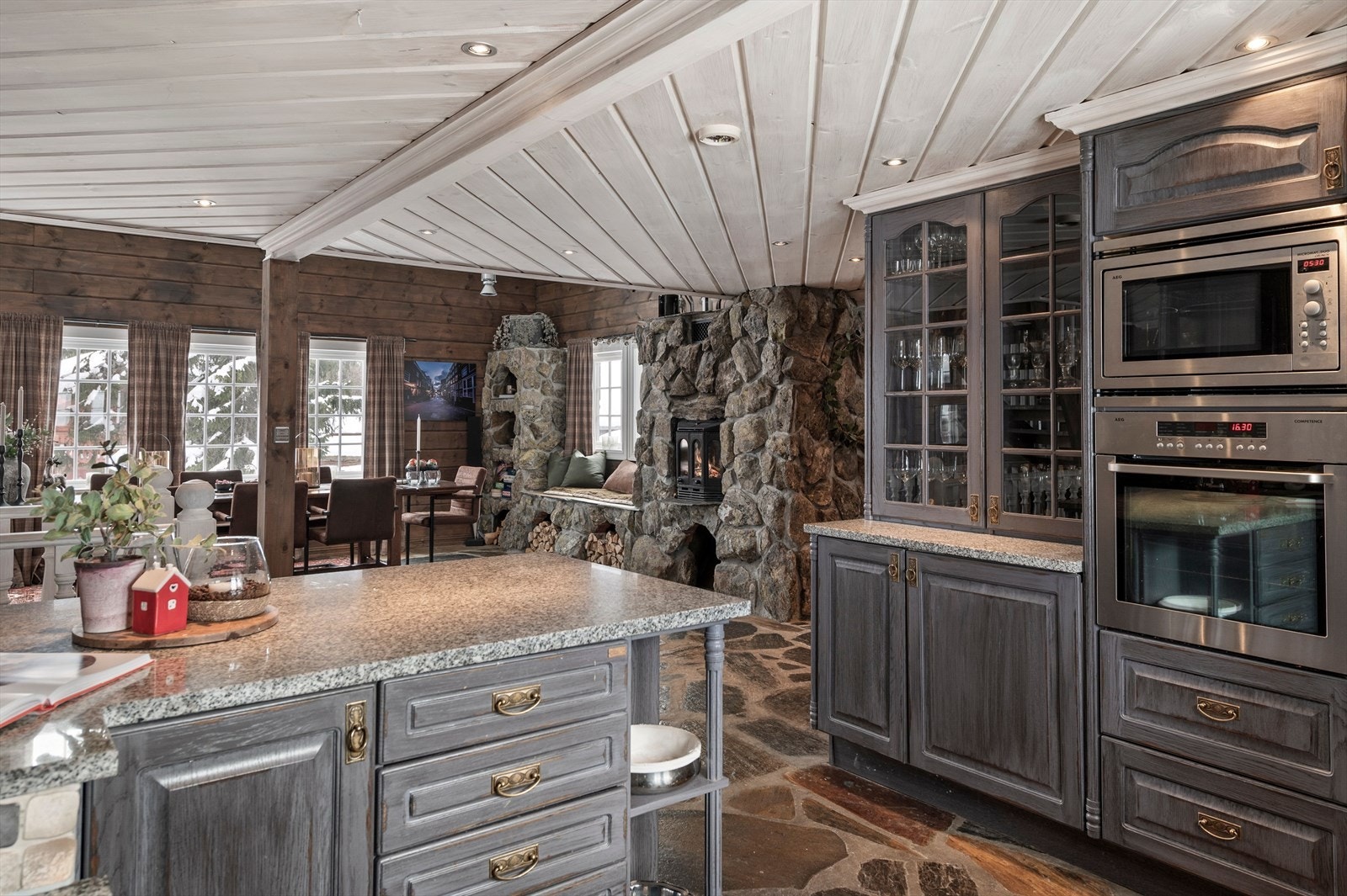 Den åpne løsnignen mellom kjøkken og den store og flotte spisestuen gir god romfølelse i hytta. Galleribilde