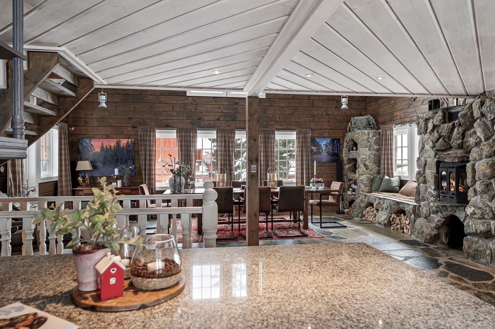 Det er downlights i alle rom med dimmere. Merk også alle vinduene i etasjen som gir rikelig med innlys og at du får naturen tett innpå. Galleribilde