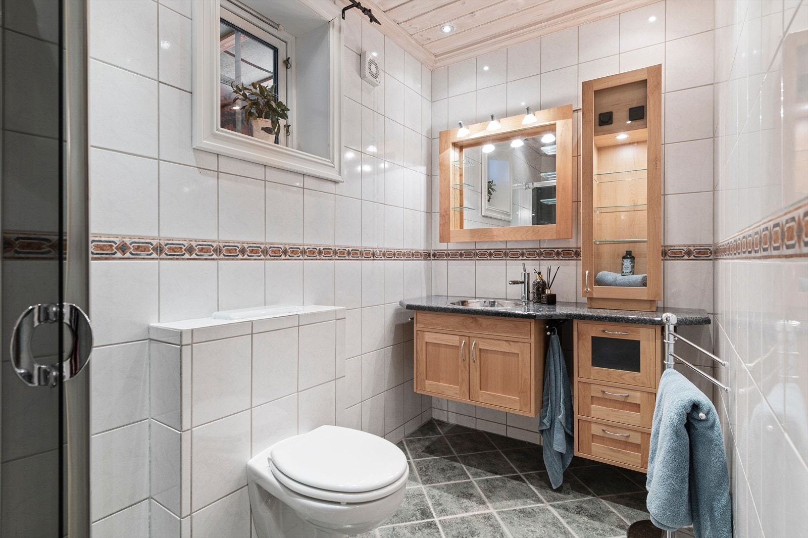 Det er to bad i underetasjen med adkomst fra soveromsgangene på hver side av kjellerstuen. Innredning i samme stil som i hovedetasje og dette bidrar til et helhetlig preg. Galleribilde