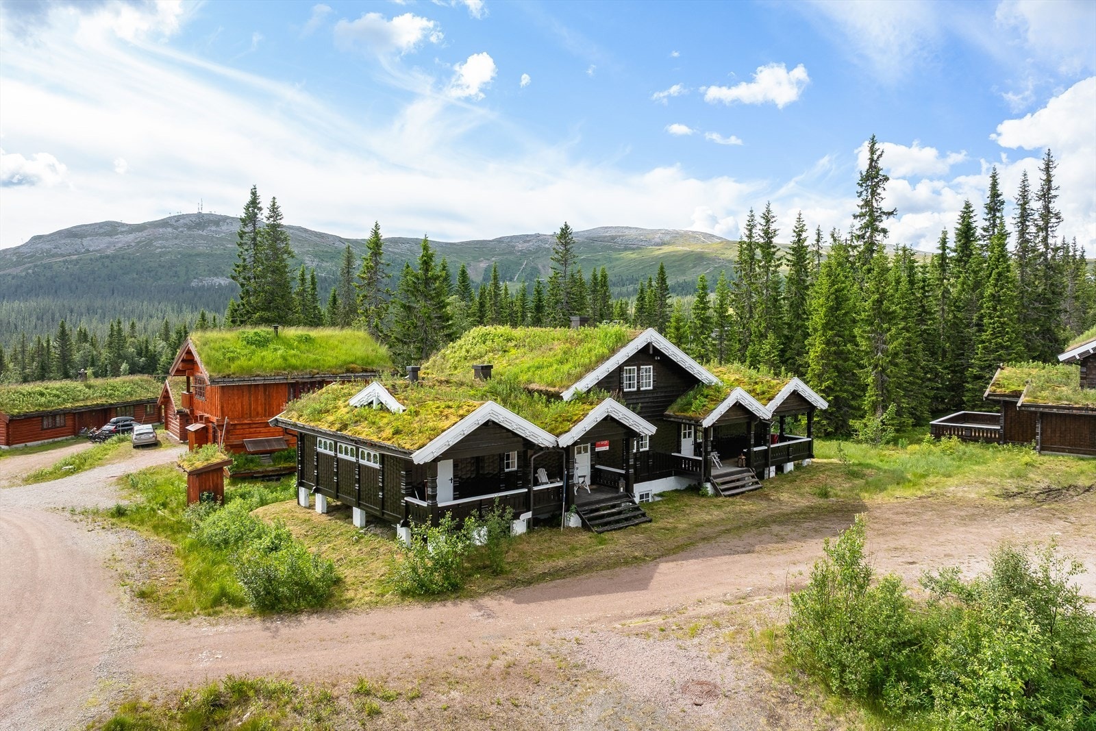 Hytta har godt med uteplasser i flere retninger, noe som gir gode muligheter for både lune og luftige sittegrupper. Det er overbygget terrassedel ved inngang, samt utenfor vaskerom. Galleribilde
