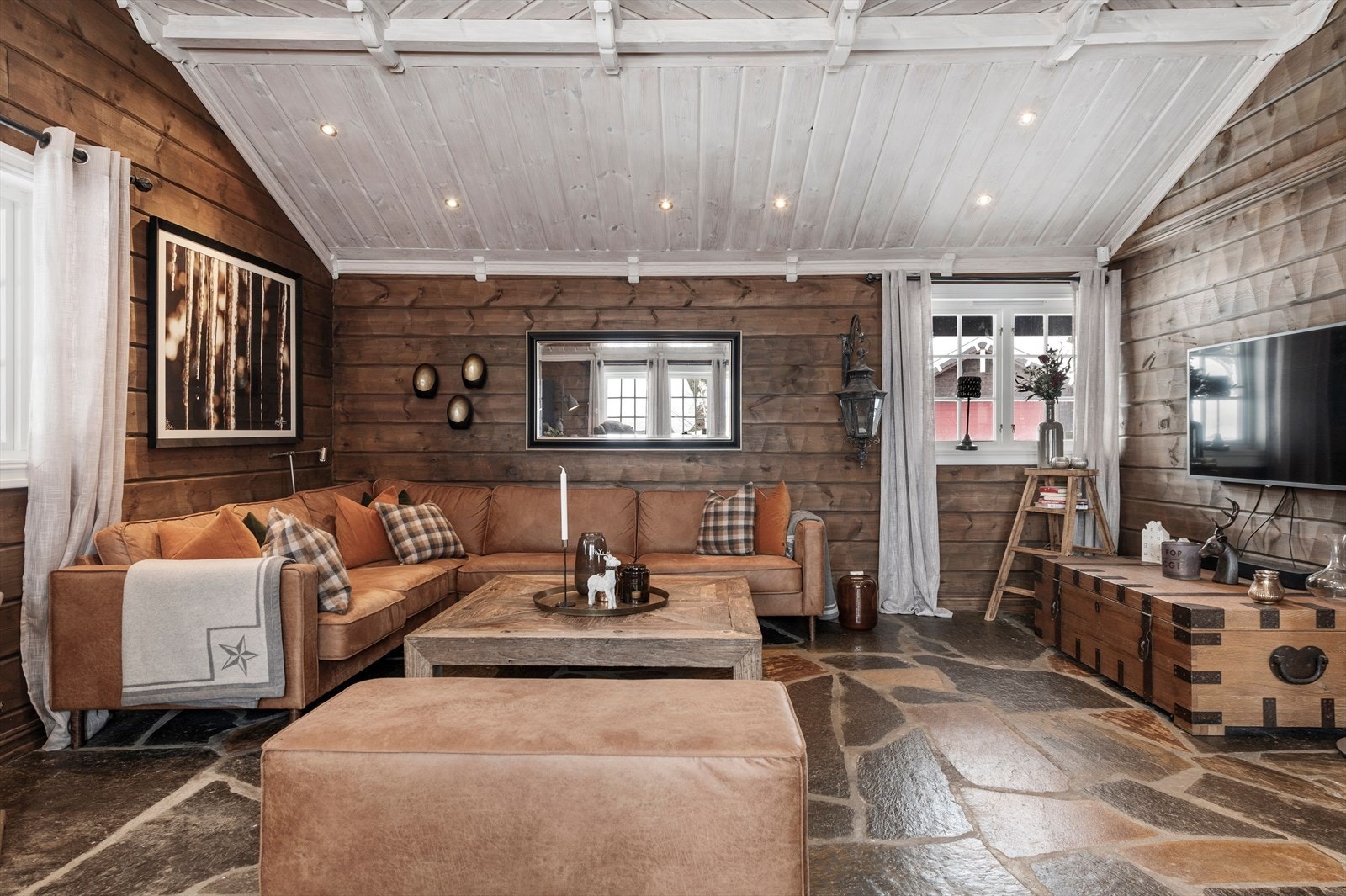 Også stuen har vinduer på flere sider som gir rikelig med innlys i rommet. Galleribilde