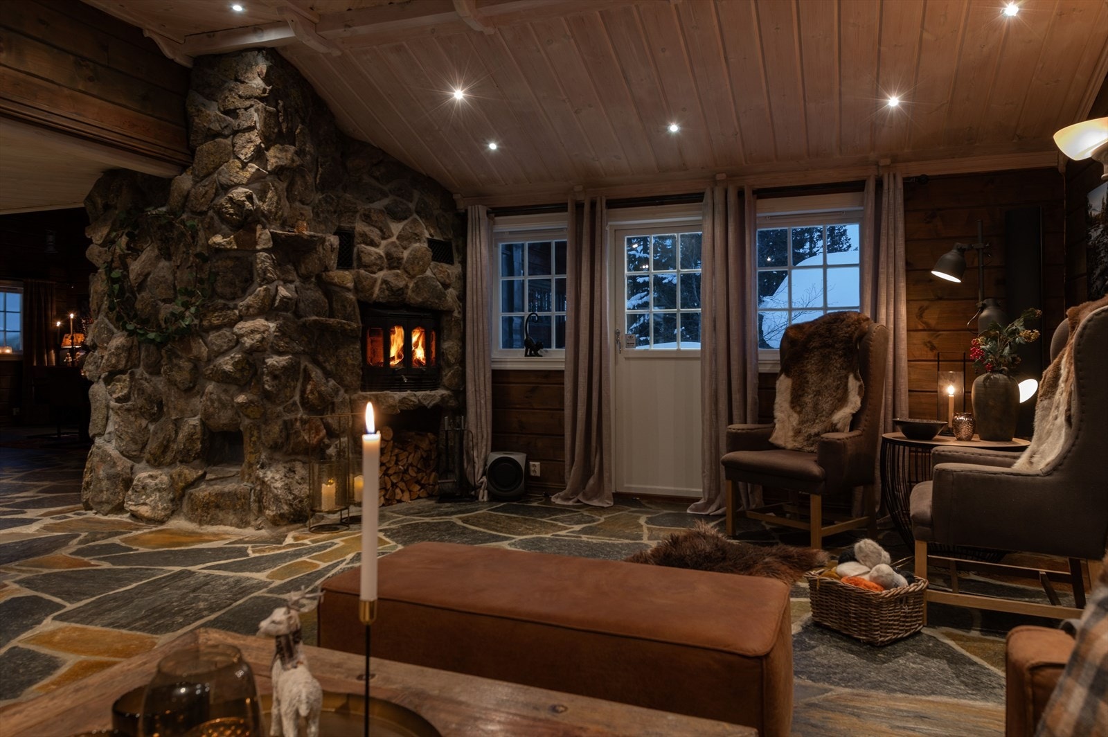 Koselig kveldsstemning i stua Galleribilde