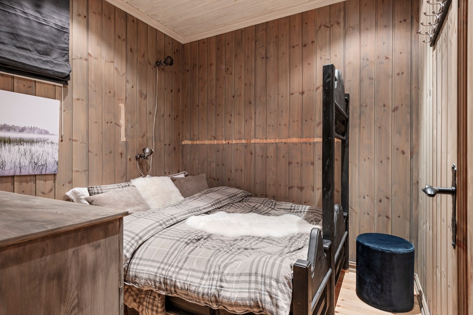 Ved ett soverom er fastmontert overkøye tatt ned men denne kan enkelt festes opp igjen. Galleribilde