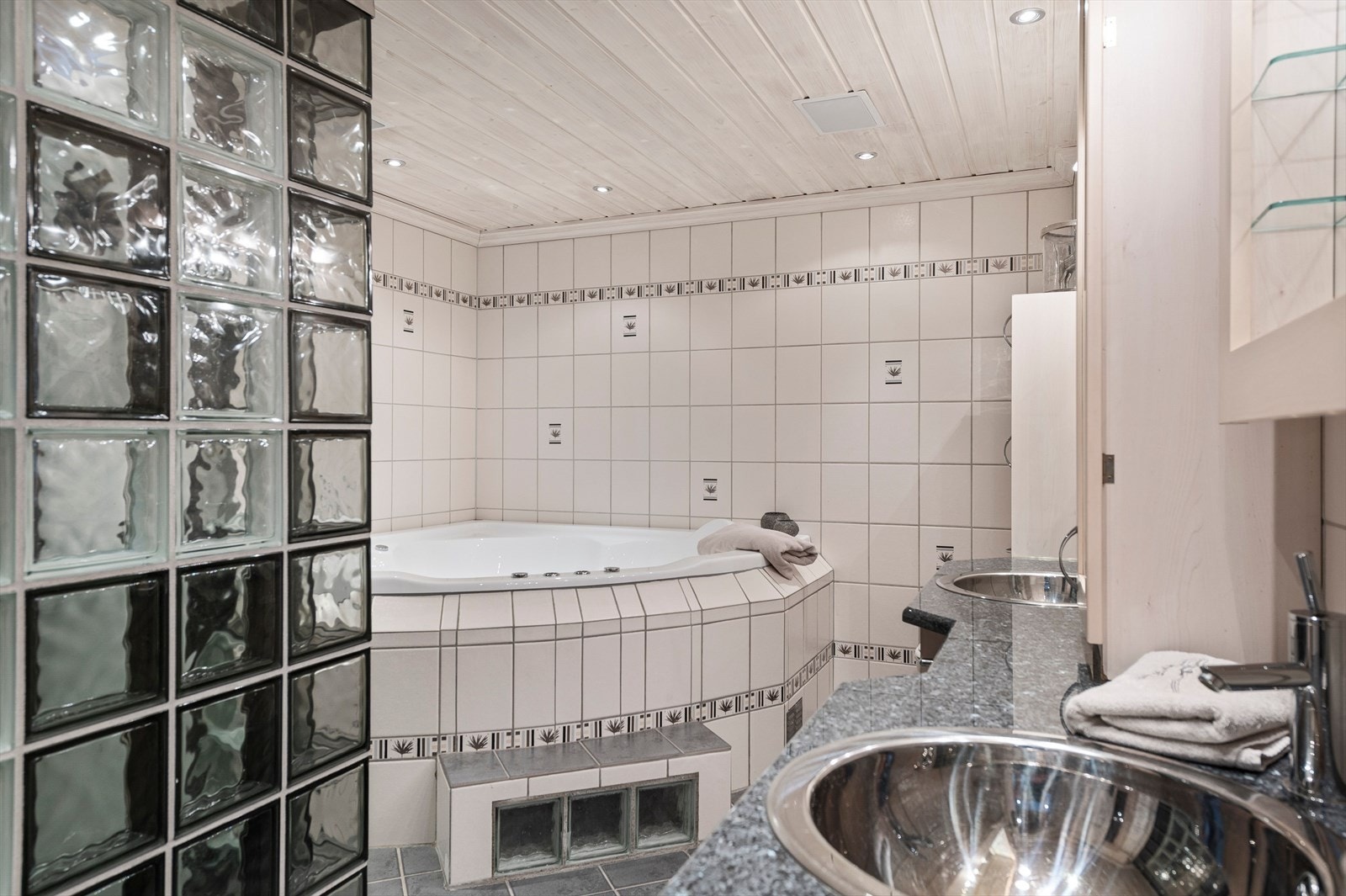 Badet i hovedetasjen ligger med adkomst fra gang og vegg-i-vegg med hovedsoverom. I store deler av hytta er det integrerte høytalere med styring fra Bang & Olufsen. Galleribilde